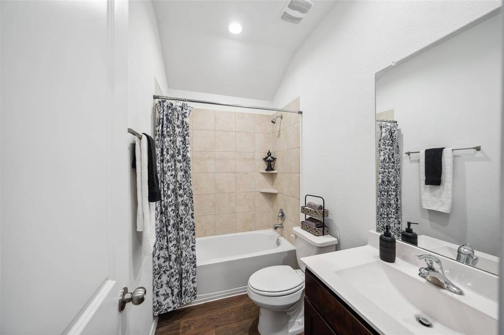 Lovely secondary bathroom.