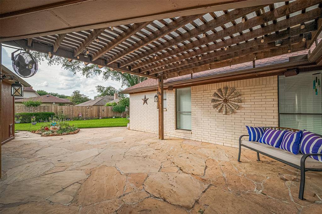 Flagstone Patio w Pergola