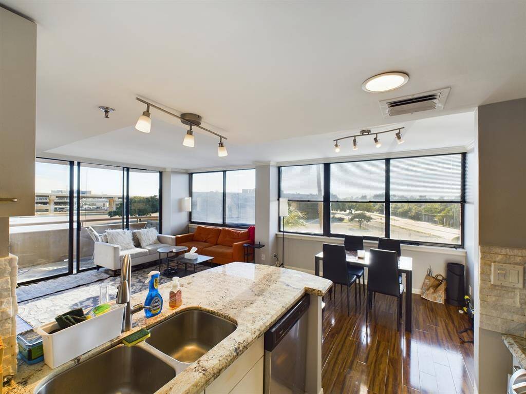 Large Granite Peninsula with Double Sink & Dishwasher