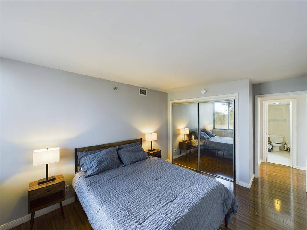 Good Sized Bedroom with Sliding Mirror Door Closet