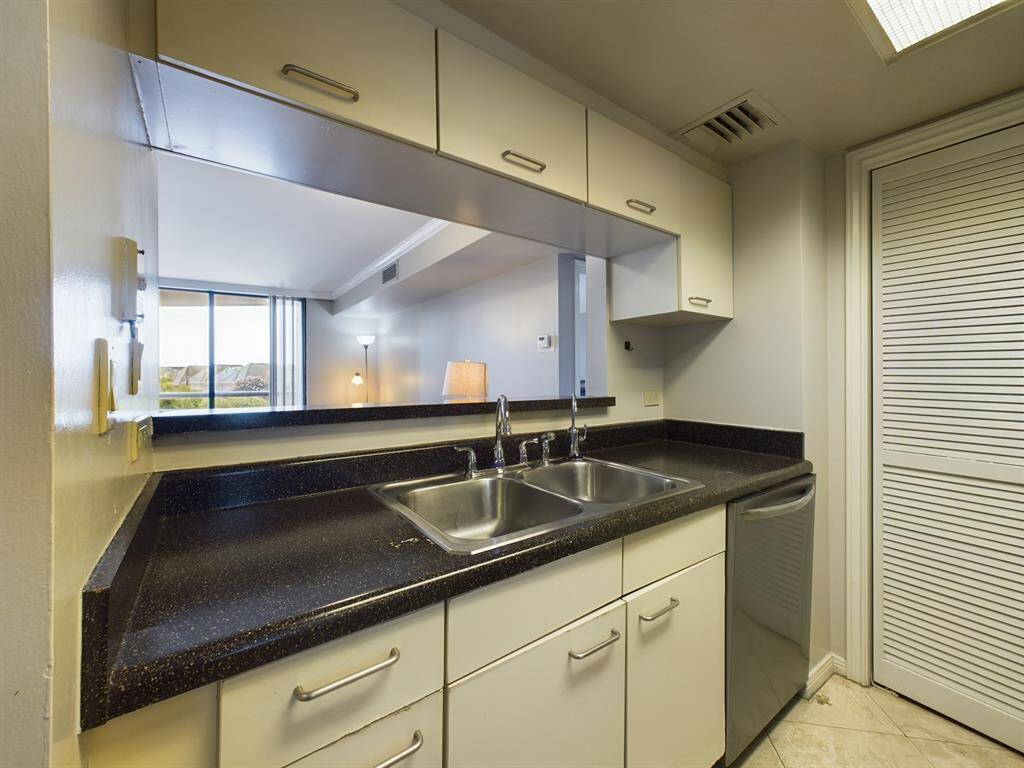 Kitchen w/Dual Sink & Dishwasher