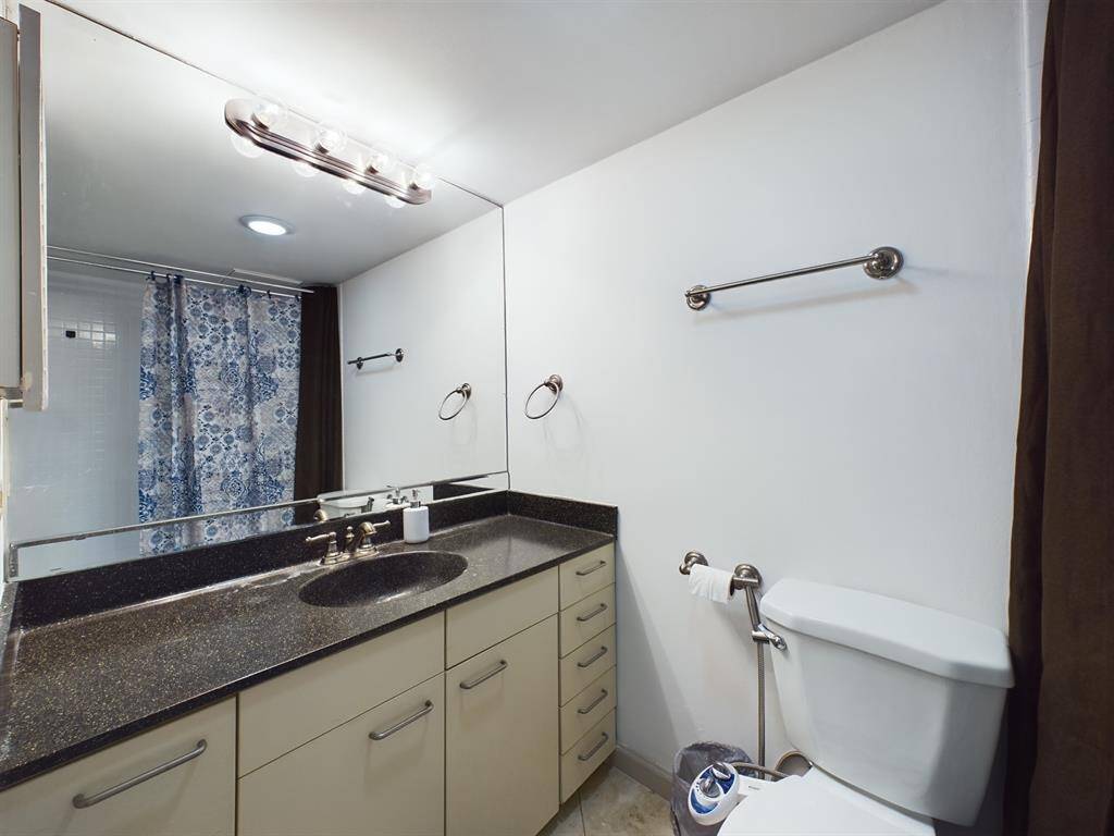Bath with Oversized Vanity