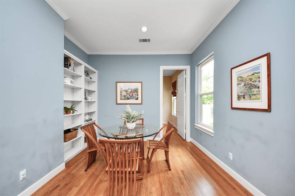 Charming breakfast area with a dedicated bookcase for the chef’s cookbook collection—blending function with cozy style.
