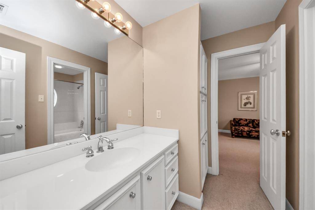 Two entrances into this bath between Bedroom 2 and Bedroom 3.