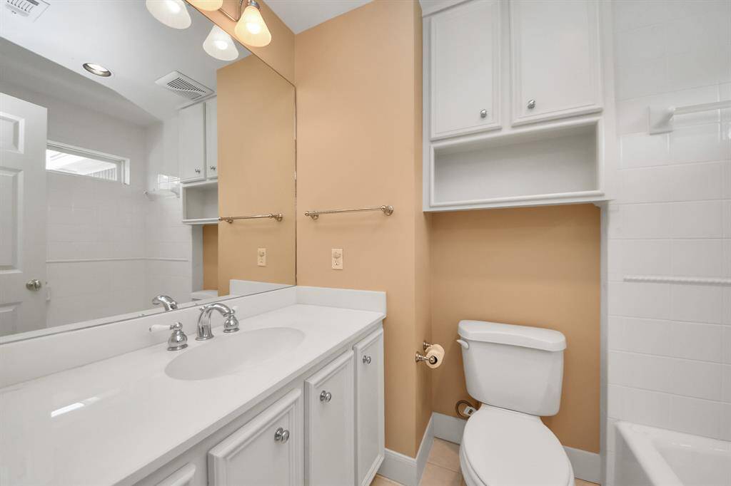 Bedroom 4 ensuite bath.