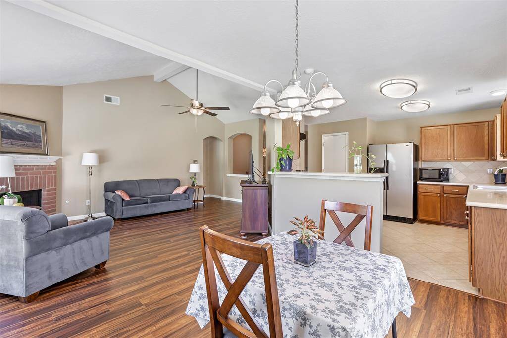 This photo shows how open and spacious the breakfast room, living room and kitchen are situated.