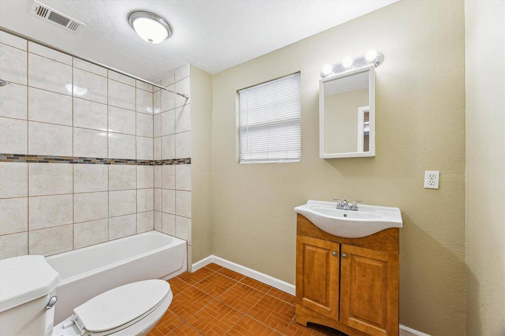 Primary batheroom.