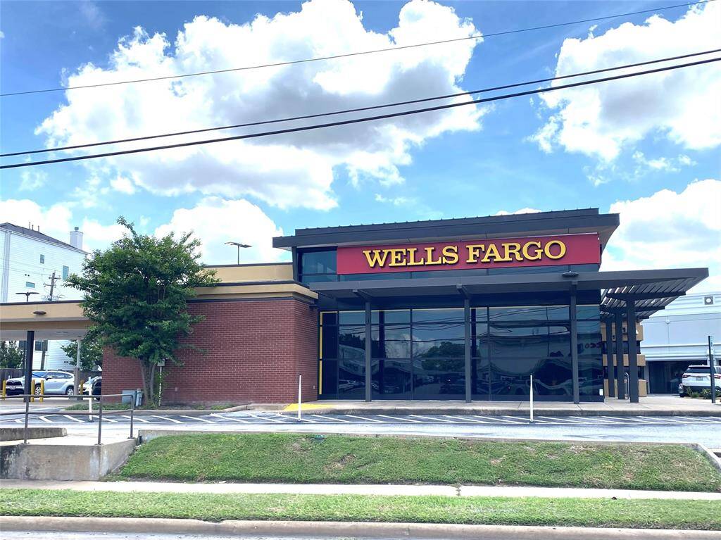Conveniences galore are truly w/in walking distance! Soooo convenient! WOW!