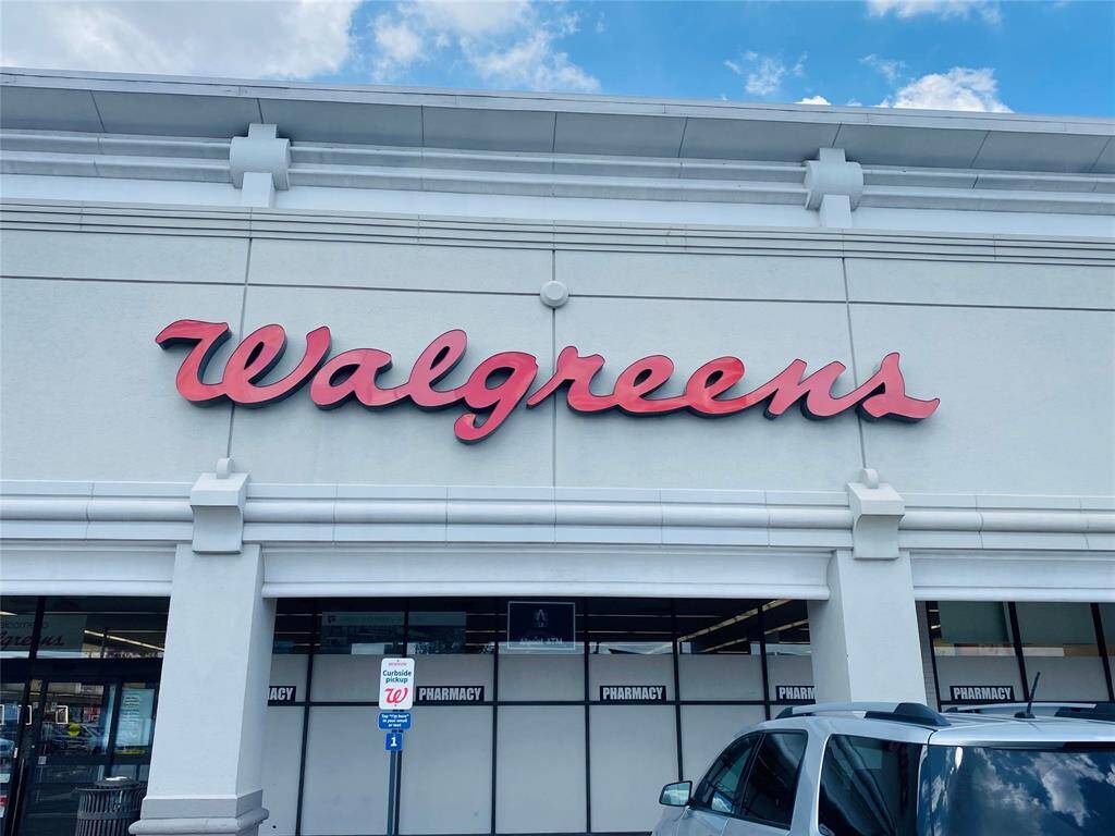 Pharmacy's, grocery stores, bakeries, diners, boutiques and more - right around the corner!