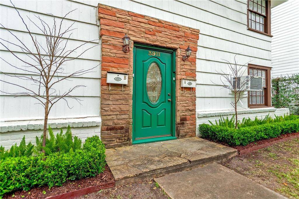 The clever design of the front Entry offers convenient front door mailboxes and package delivery, ideal for 2 residences for food delivery &/or guests! Once inside there is a clever hall space offering separate private front door entrances.