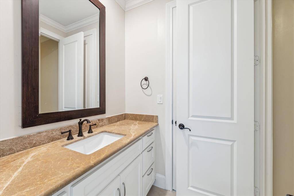 Full Jack and Jill bathroom on the first floor