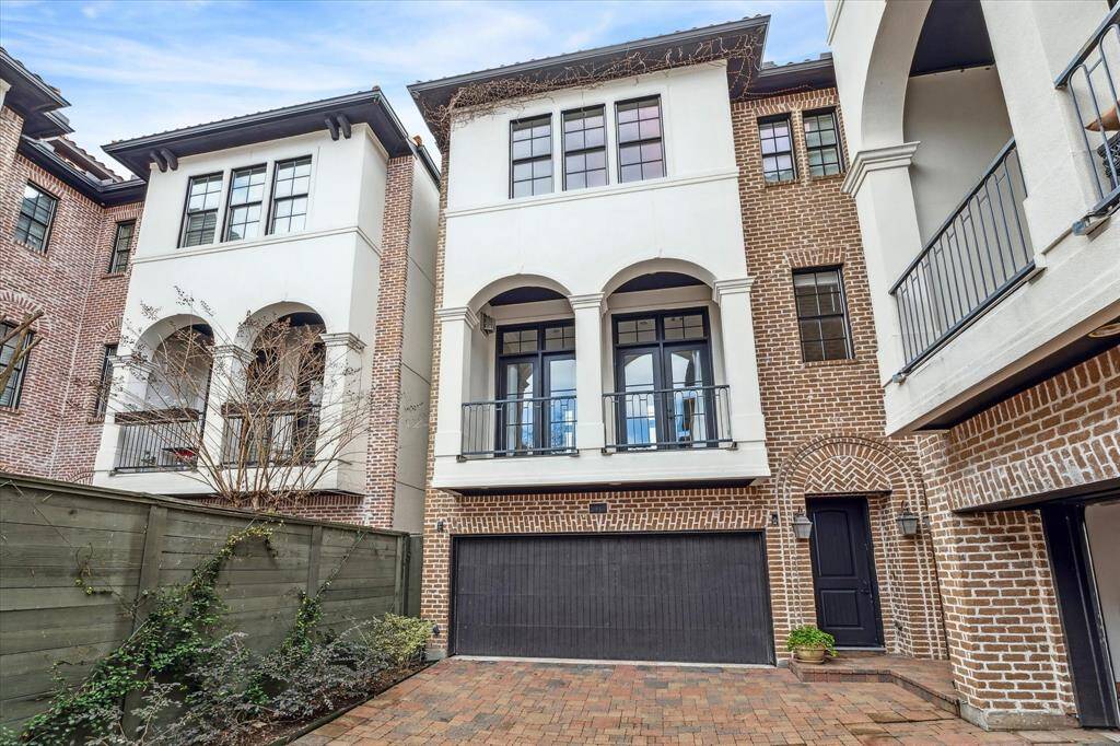 Centrally located this unit is located in the back of this small quiet community.