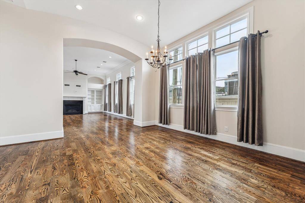 Dining room space in between living and kitchen