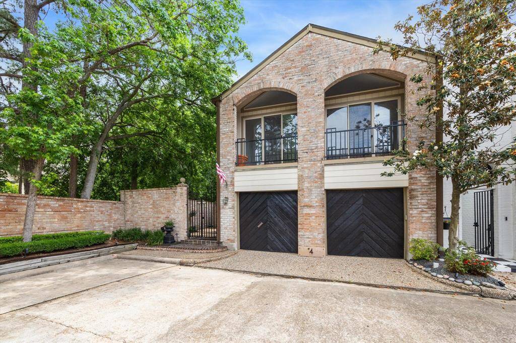 Welcome To Your 24hr Manned Gated Home Located Off Of Post Oak and 610. Hidden Gem Minutes To Everything Houston. Quiet Corner Unit In A Sophisticated Community.