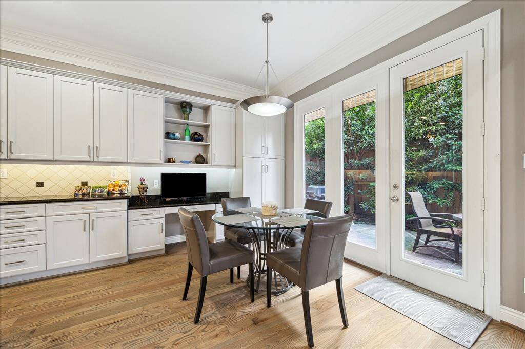 breakfast area and kitchen desk. Pull out chefs pantry on rear right