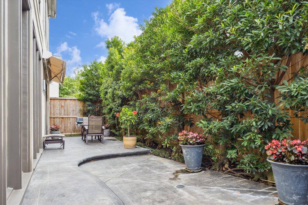 beautifully landscaped rear patio. Note:gas grill does not work/ "as-is"