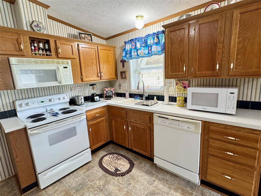 More cabinest and counters.