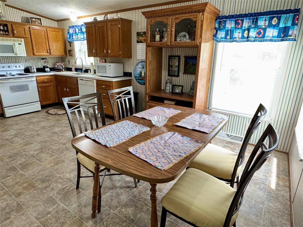 You could have an even larger table if you wanted too. There is PLENTY of room!