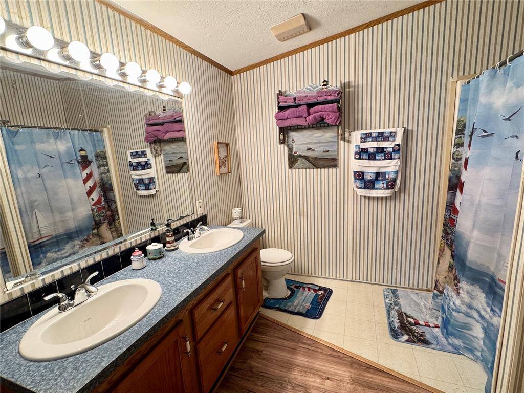Laminate floor,double sinks, separate shower...