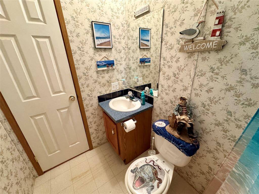 2nd shot of the guest bath. This one has a shower/tub combo.