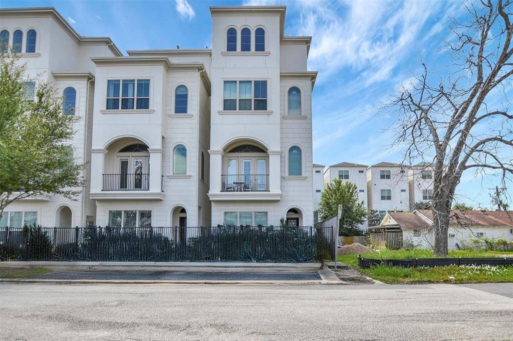 Welcome to 4015 Lillian St. House is locacted in the corner with no right neighbor.