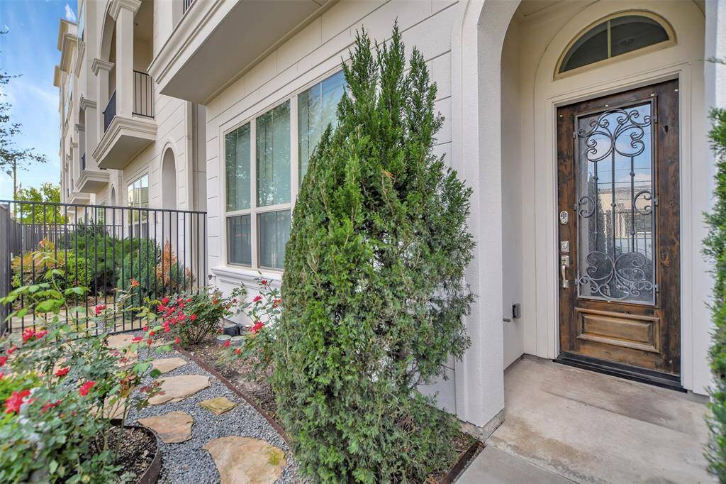 Private front yard.