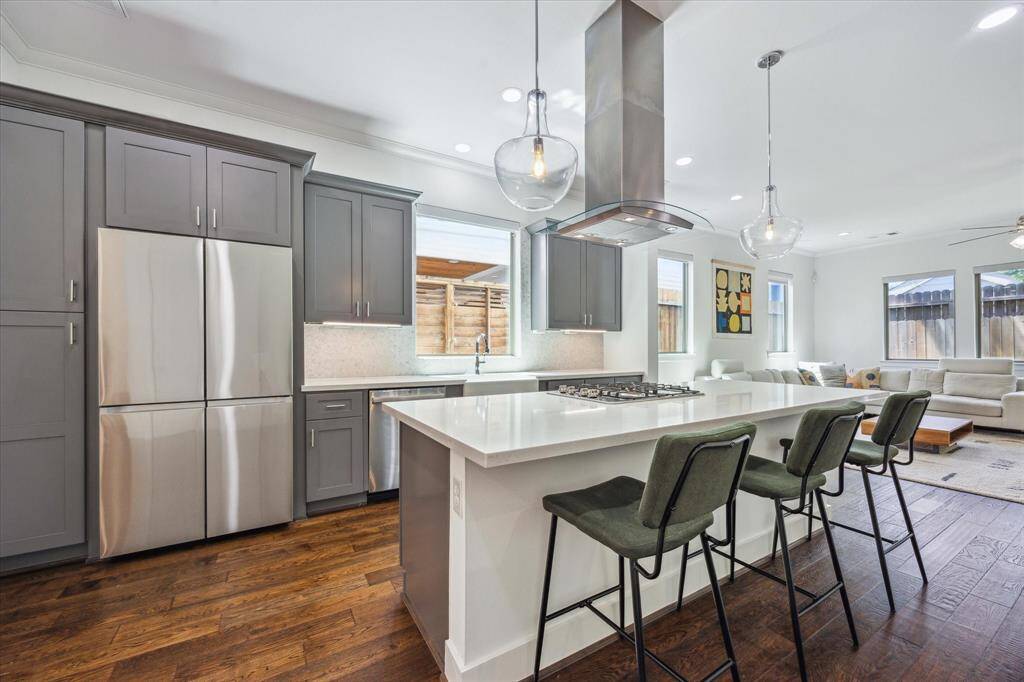 An entertaining chef’s dream! This gourmet kitchen features stainless steel appliances, ample cabinets, breakfast bar seating & quartz countertops.