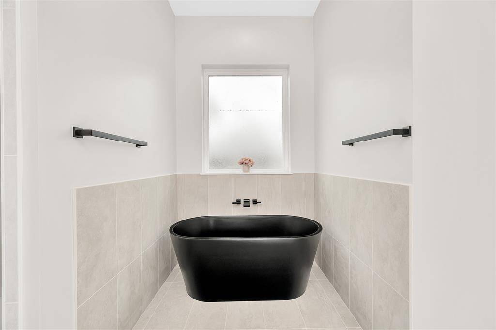 Black hardware and black freestanding soaking tub