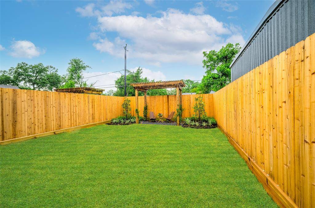 32'x25' private back yard