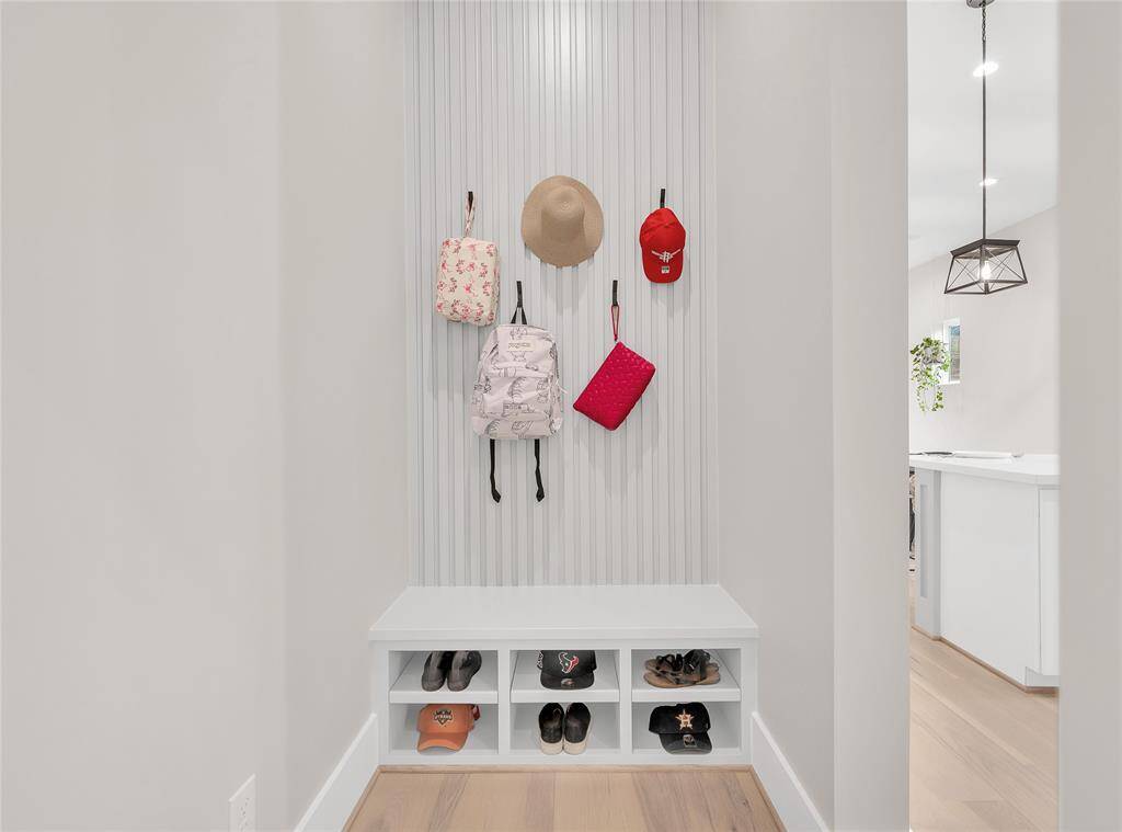 Built in bench with adjustable shelving