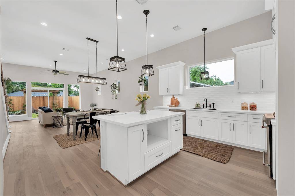 Open concept with 11' ceilings