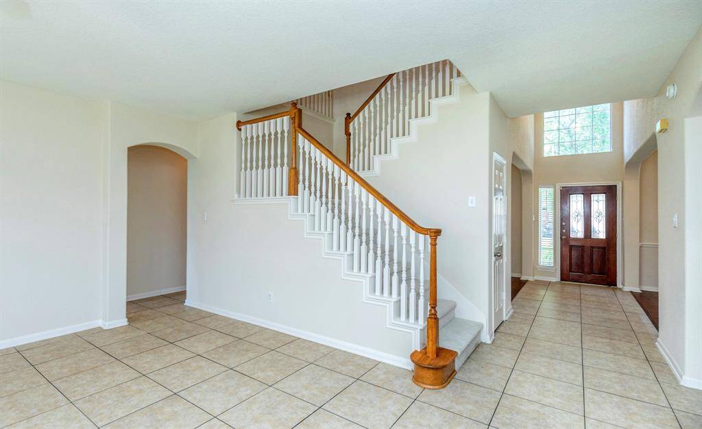 Gourmet kitchen offers 48 " cabinets and plenty of counter space and a walk-in pantry.