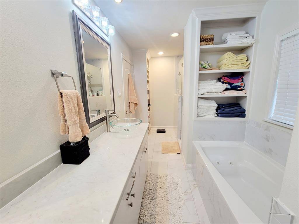 Master bath, tub