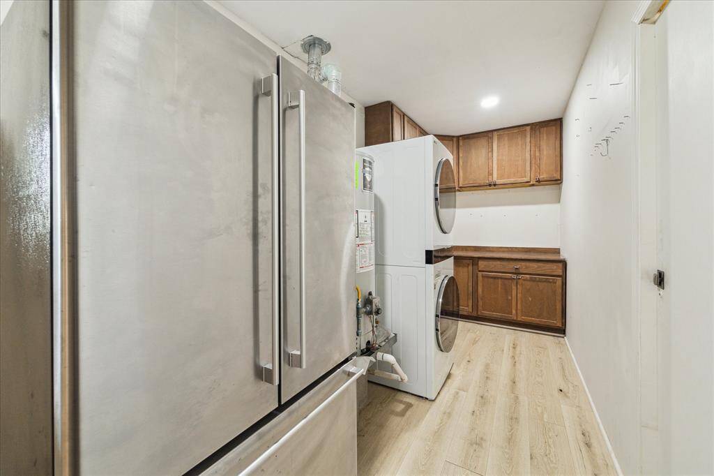 Mudroom / laundry room adjacent to garage