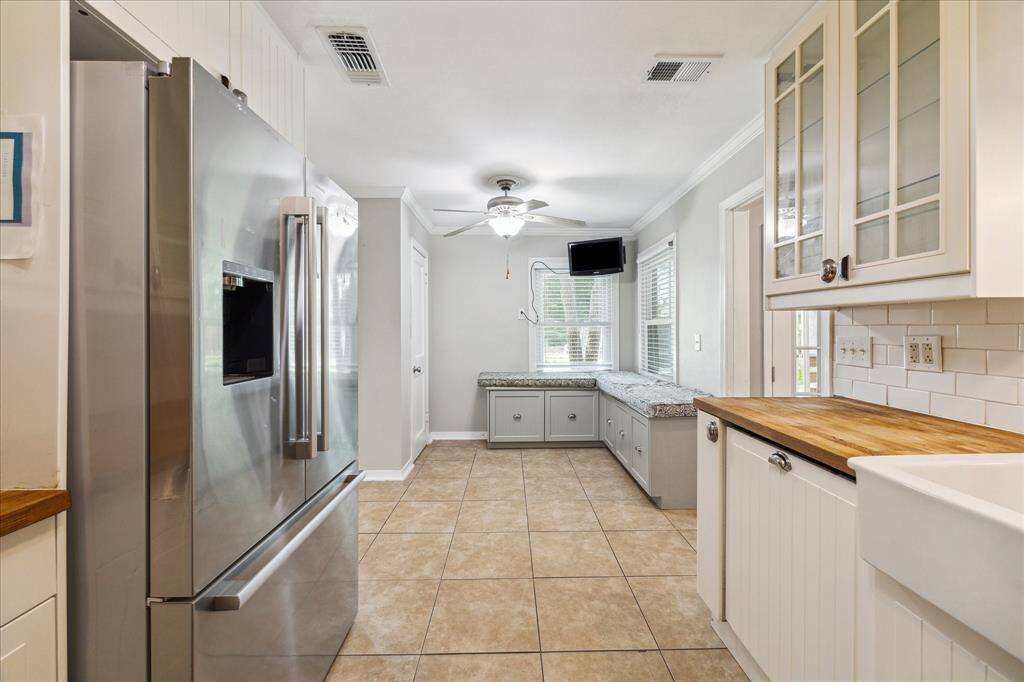 Adjacent breakfast nook with banquette