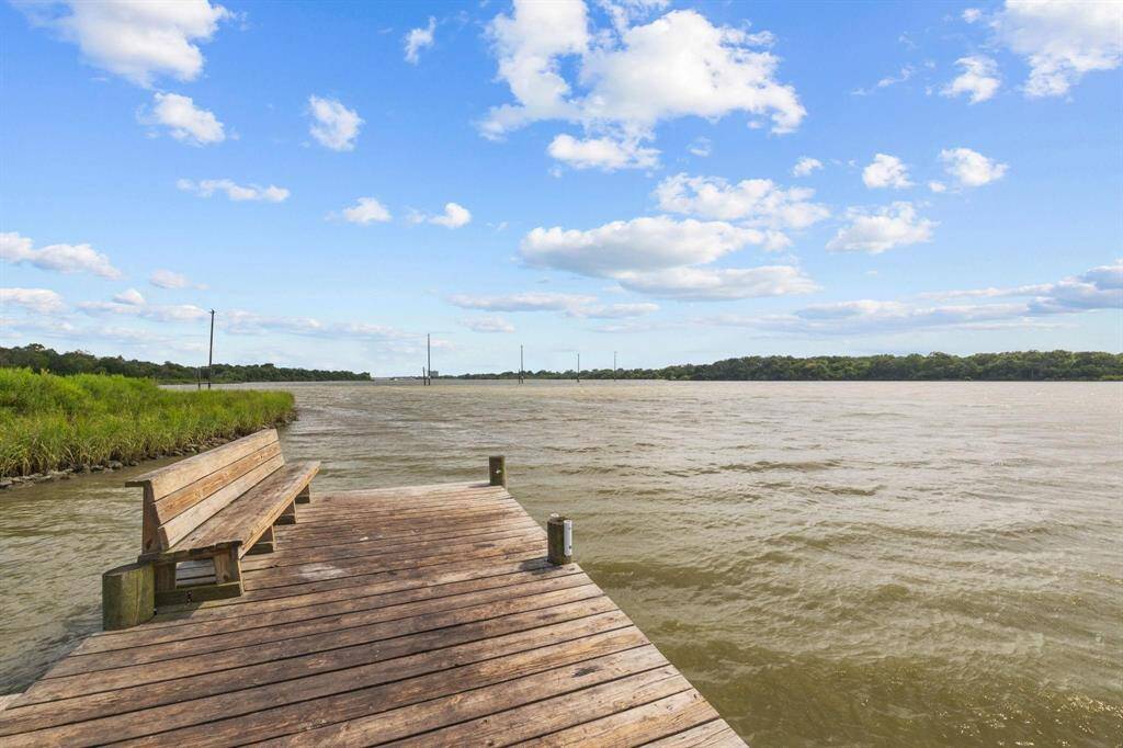 Neighborhood fishing pier with views for days.