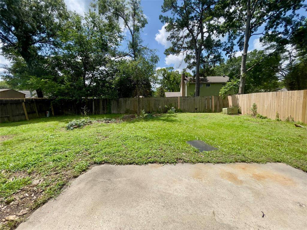 Direct view of the backyard.