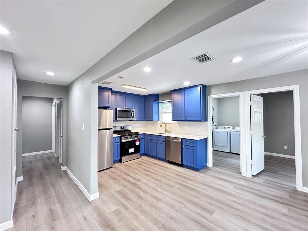 Newly remodeled 3/3 in Pinemont Plaza...Minutes from 610 and 45.