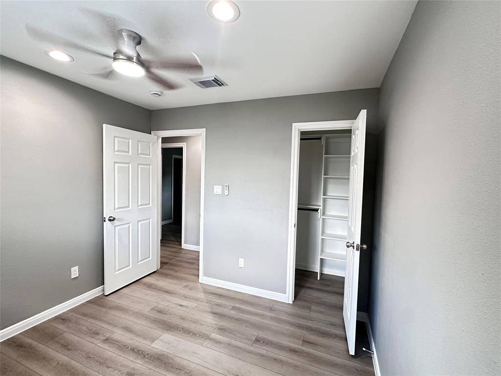 Guest bedroom with oepning to hallway
