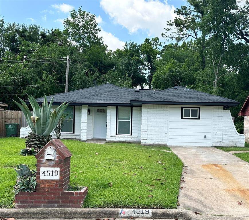 Front Facade with 2 car driveway.