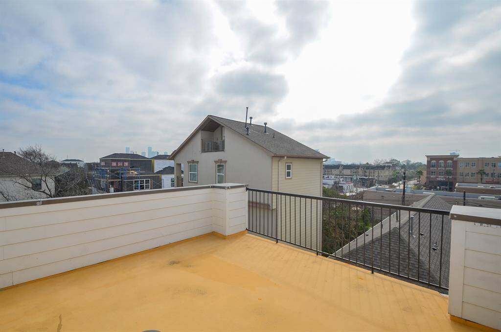 The rooftop terrace has gas, electric and water. You can put your grill up here. Also, you have water for your potted plants and herbs.