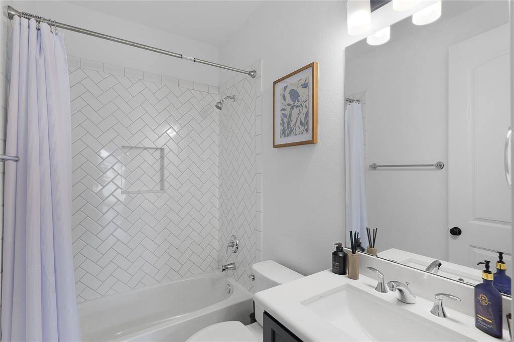 Full Secondary Bathroom (First Floor)