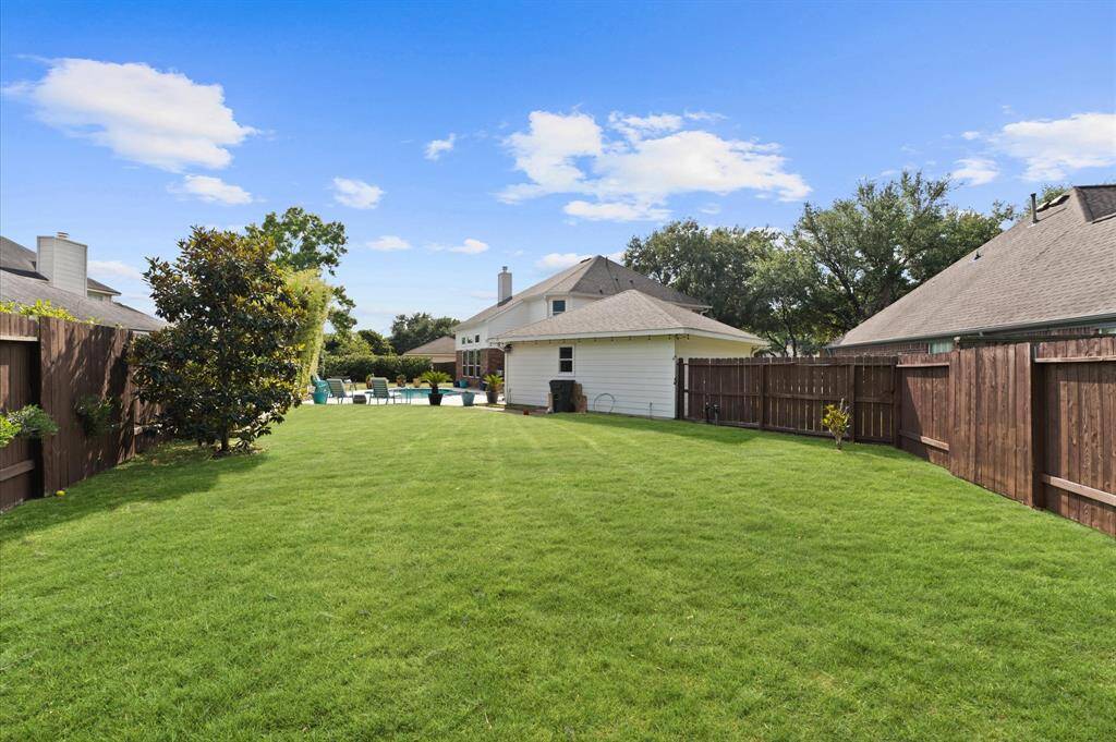 Plenty of yard space!