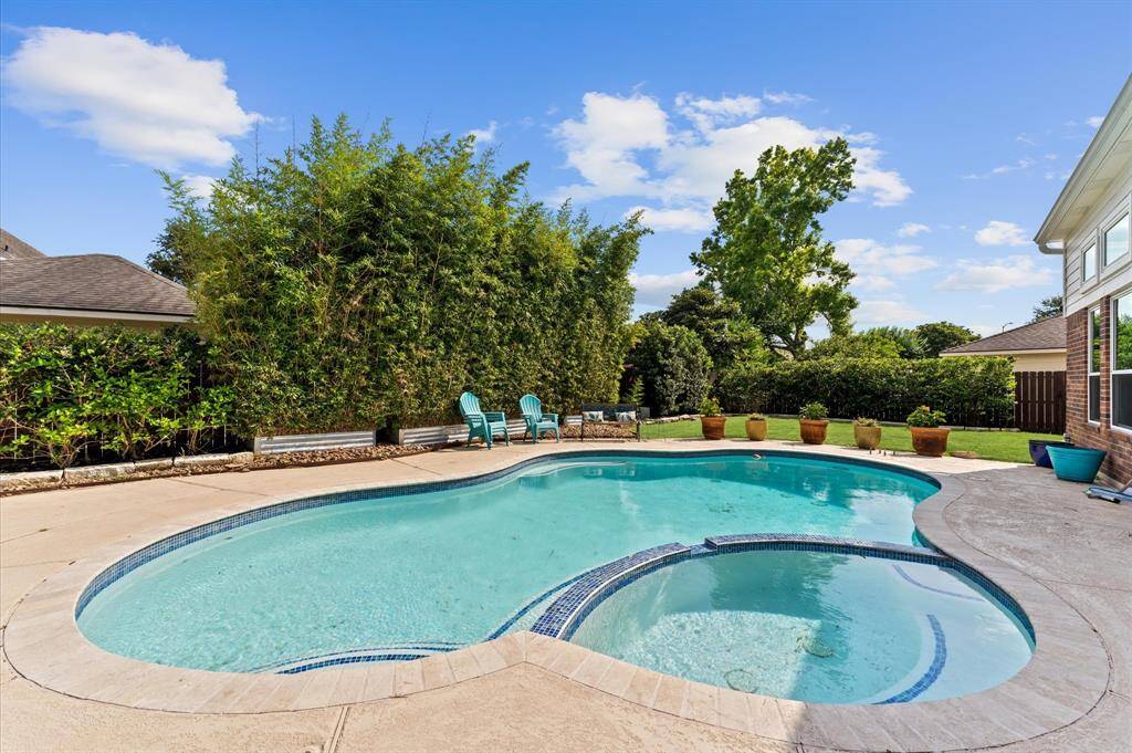 Just imagine soaking in that hot tub!