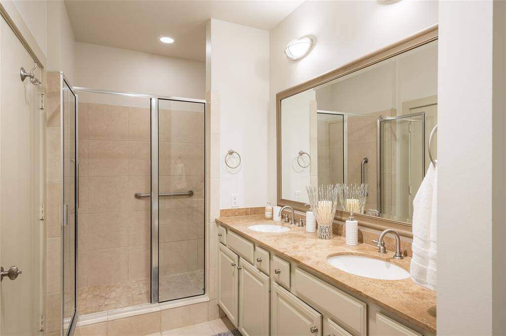 En-suite spa-like retreat, complete with standalone glass shower and tub!
