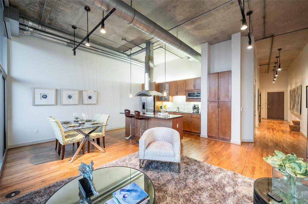 With industrial finishes, including exposed pipes, the apartment combines raw architectural elements with sleek, contemporary design. The open-concept layout ensures a spacious and airy feel, ideal for both relaxation and entertaining.
