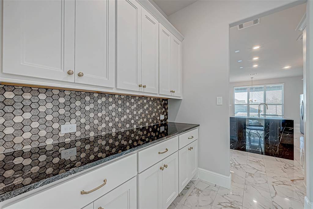 A spacious walk-in pantry and a convenient butler’s pantry provide ample storage.