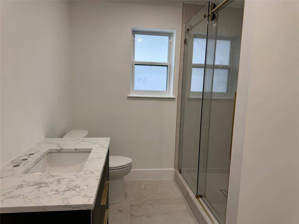 Full bathroom on the second floor.