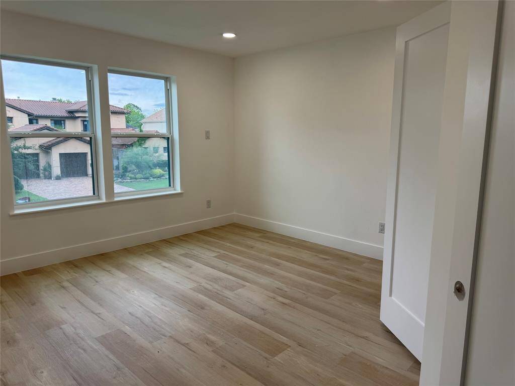 Secondary bedroom.