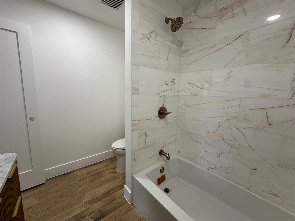 Hollywood bathroom situated between two secondary bathrooms.